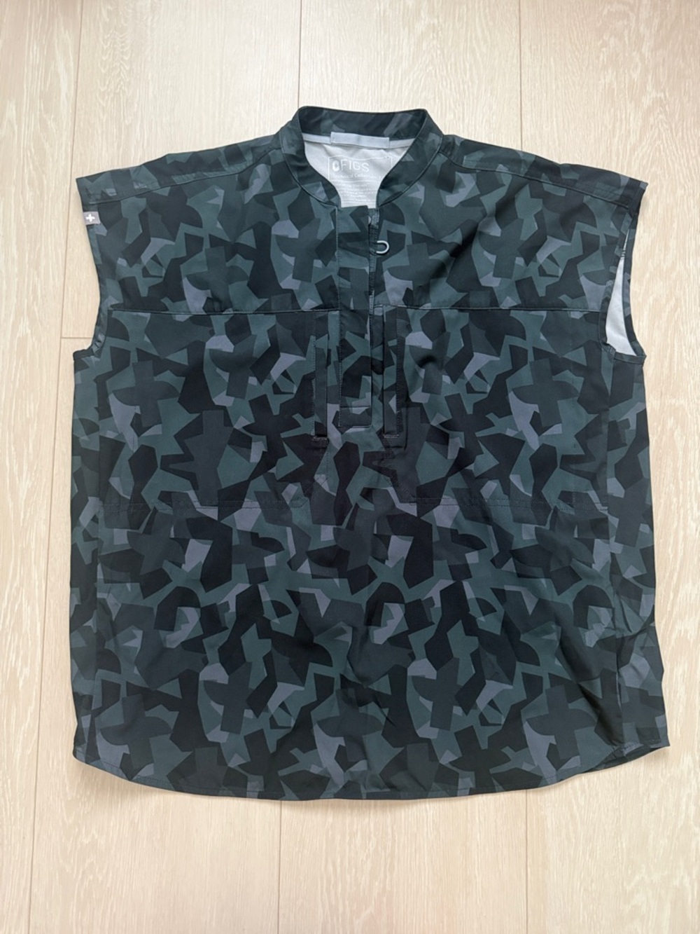 Figs Black & Charcoal Geo-Print Short Sleeve Scrub Top - Picture 4 of 7